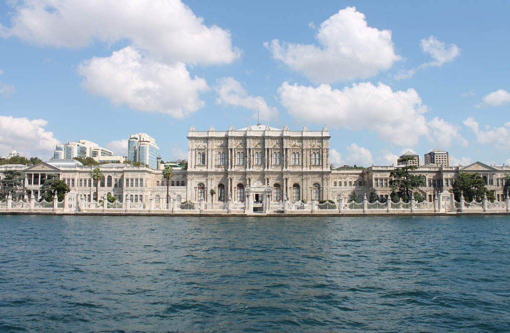Dolmabahçe Palace: Palace in Istanbul, Turkey