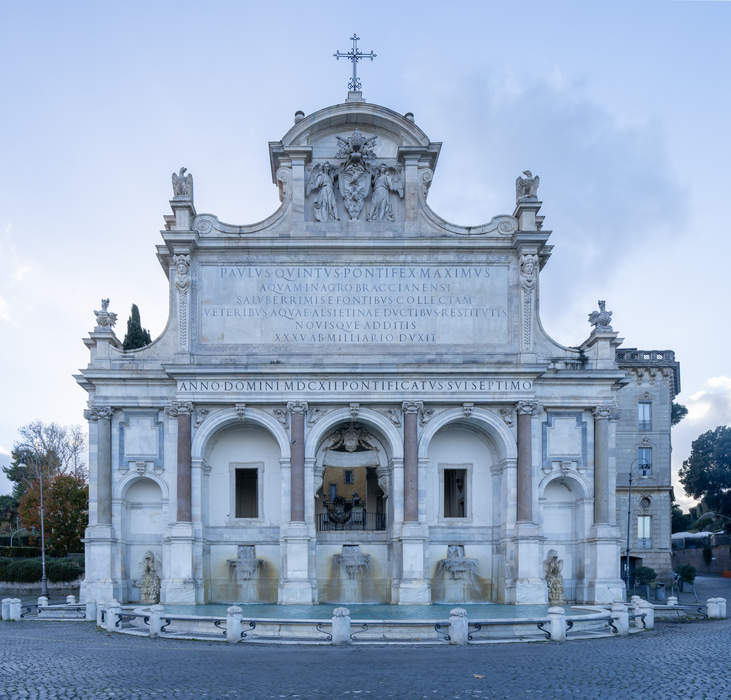 Fontana dell'Acqua Paola: Large fountain in Rome