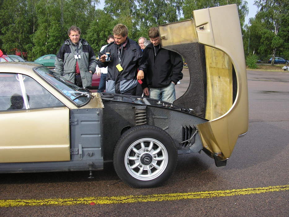 Hood (car): Hinged cover over the engine of motor vehicles