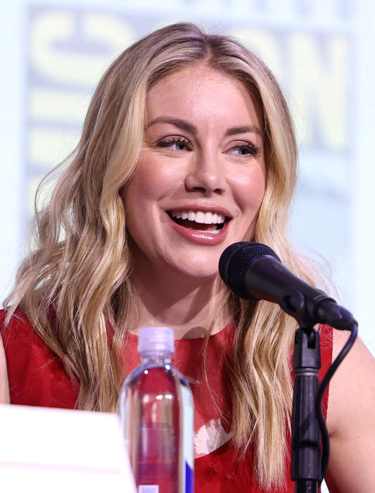 Jennifer Holland: American actress