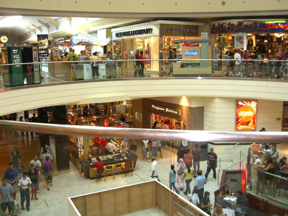Shopping mall: Large indoor shopping center