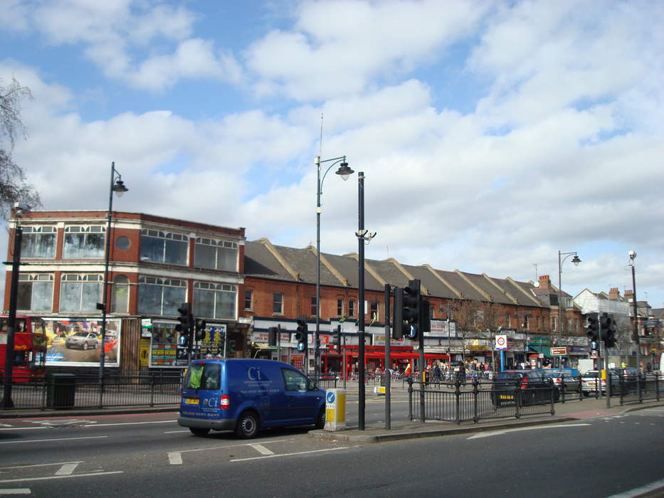 Tottenham High Road: Street in London, England