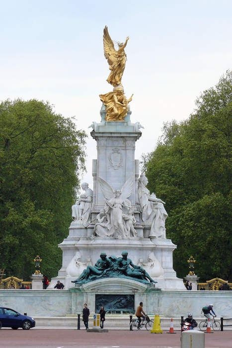 Victoria Memorial, London: Public memorial by Thomas Brock