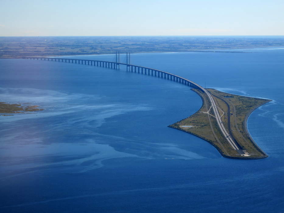 Øresund Bridge: Road and railway bridge connecting Sweden and Denmark